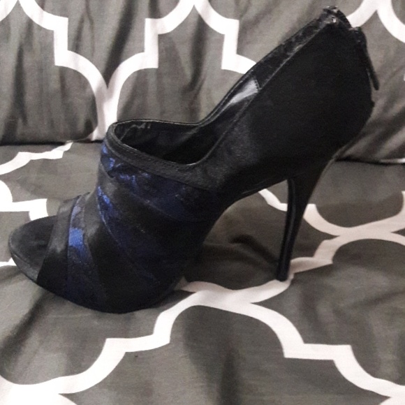 Shoes - Picture 3 of 4